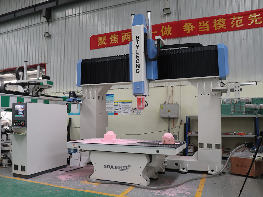 工廠中的五軸數控雕刻機 工廠中的五軸數控雕刻機