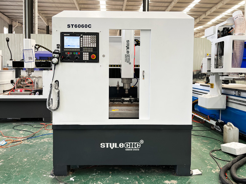 帶自動(dòng)換刀裝置的 CNC 成型機(jī) 帶自動(dòng)換刀裝置的 CNC 成型機(jī)