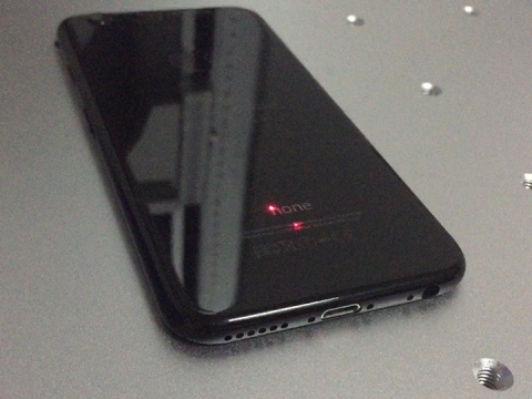 深黑色 iPhone 7 激光雕刻機(jī),配備 MOPA 激光 深黑色 iPhone 7 激光雕刻機(jī),配備 MOPA 激光