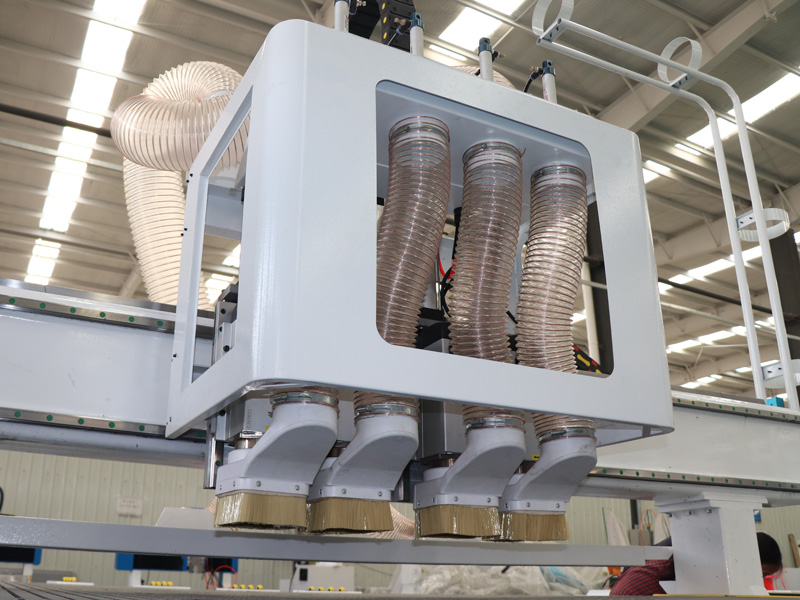 經(jīng)濟(jì)型自動(dòng)換刀數(shù)控雕刻刻機(jī)的 4 個(gè)主軸 經(jīng)濟(jì)型自動(dòng)換刀數(shù)控雕刻刻機(jī)的 4 個(gè)主軸