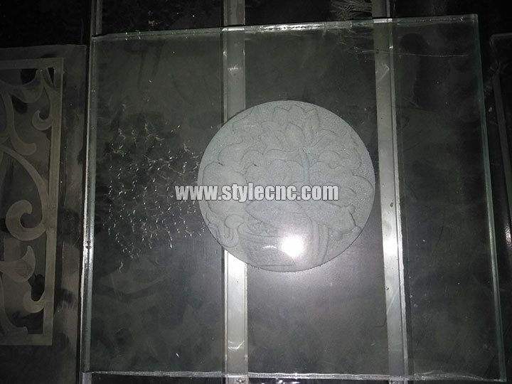 用于玻璃切割/雕刻的數控雕刻機樣品 用于玻璃切割/雕刻的數控雕刻機樣品