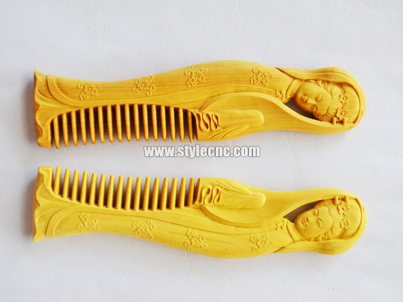 木制梳子的數(shù)控雕刻機