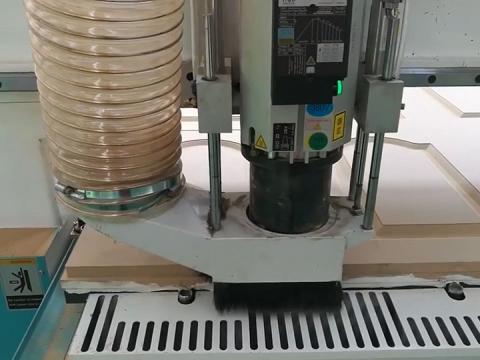 用于櫥柜門制造的自動換刀數(shù)控雕刻刻機,帶換刀裝置 用于櫥柜門制造的自動換刀數(shù)控雕刻刻機,帶換刀裝置