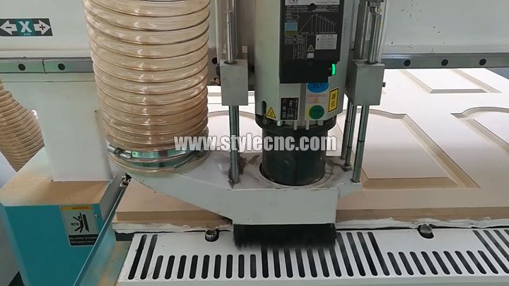 用于櫥柜門制造的自動換刀數控雕刻刻機,帶有旋轉自動換刀套件 用于櫥柜門制造的自動換刀數控雕刻刻機,帶有旋轉自動換刀套件