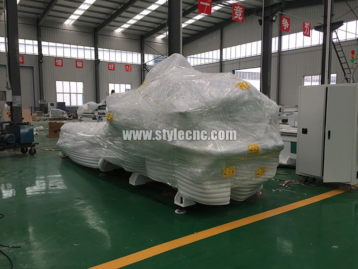 帶有自動換刀系統(tǒng)的數(shù)控雕刻機