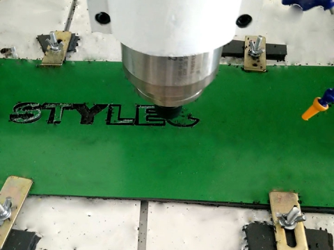 小型業(yè)余愛好數(shù)控銑床切割鋁板 小型業(yè)余愛好數(shù)控銑床切割鋁板