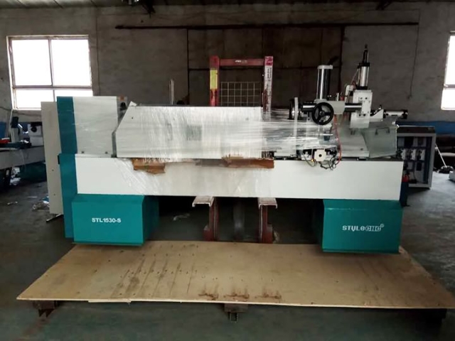 羅馬尼亞數(shù)控木工車床，用于車削、開槽、雕刻