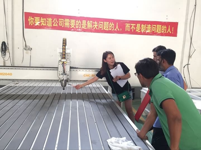 土庫曼斯坦客戶對2040自動換刀CNC雕刻機進行檢驗