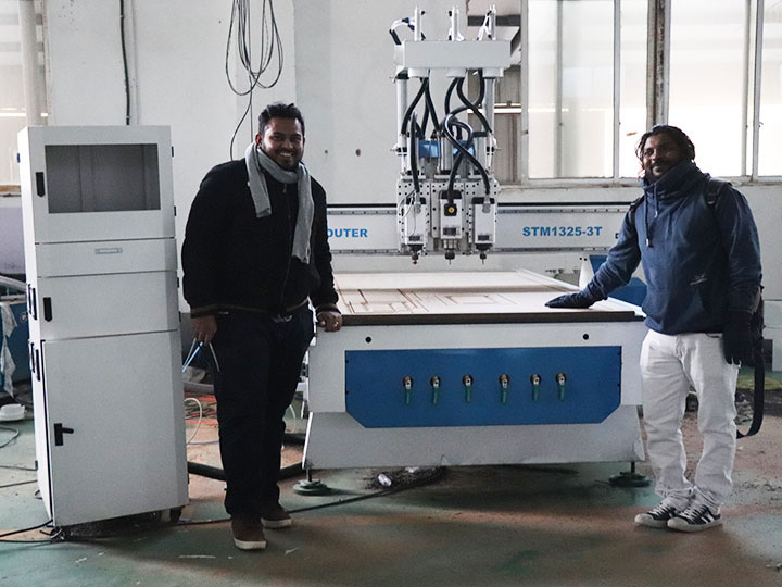 英國數(shù)控雕刻機(jī)，帶 3 個(gè)主軸