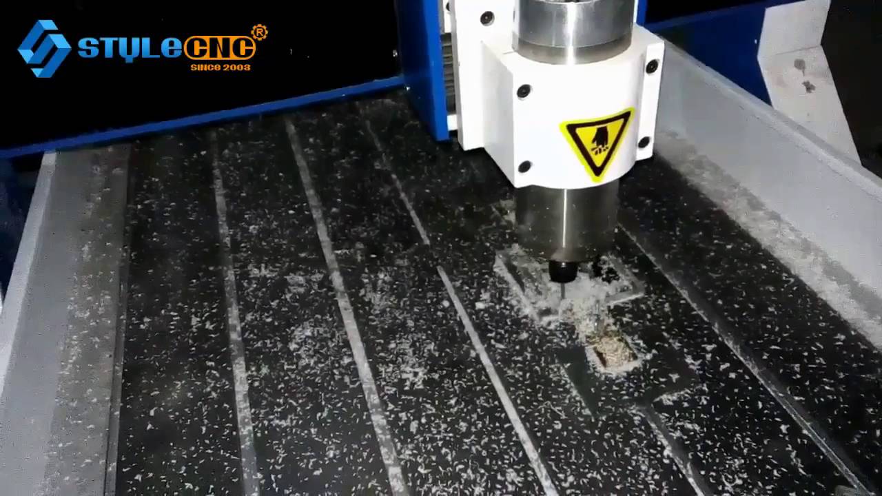 迷你數控雕刻機正在制作廣告用丙烯酸樹脂 迷你數控雕刻機正在制作廣告用丙烯酸樹脂