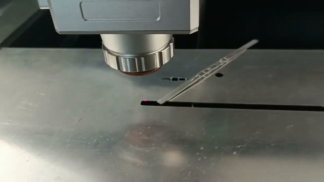 使用高精度金屬激光切割機切割銀 使用高精度金屬激光切割機切割銀